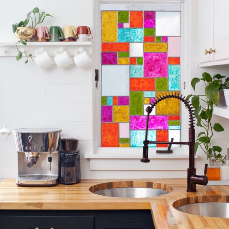 ديكور من الزجاج الملون ينعكس بألوانه على فراغ المنزل