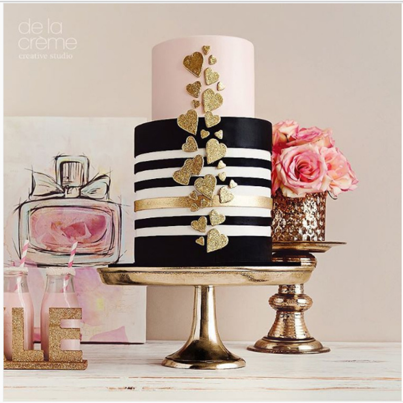 كعكة الزفاف المزينة بأشكال قلوب ذهبية