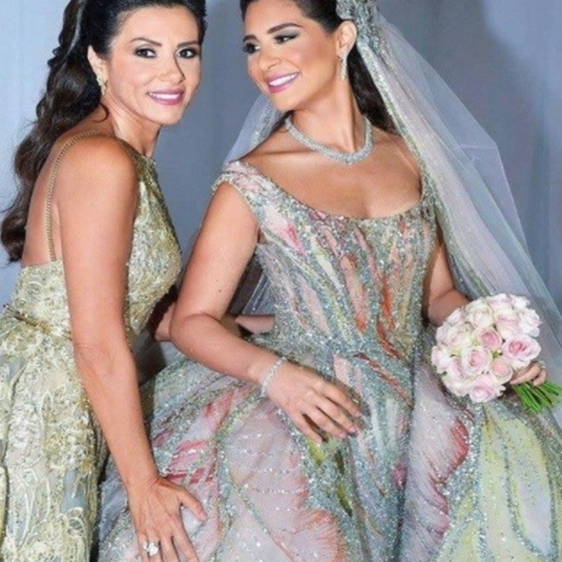 العروس اختارت الاطلالة بفستان زفاف ملون