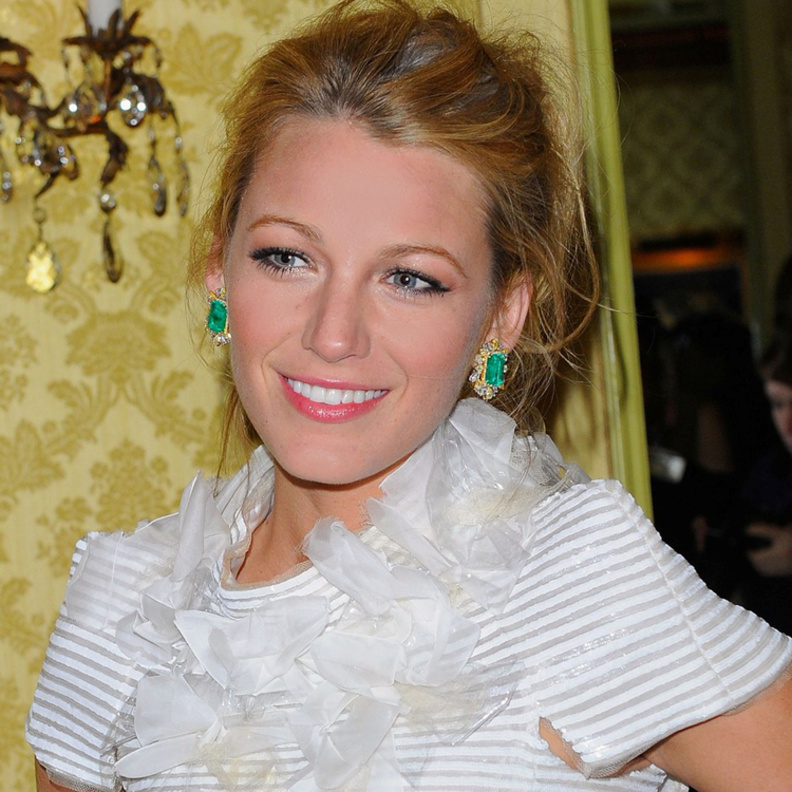 بليك ليفلي ترتدي أقراط ماس ومرجان من لورين شوارتز