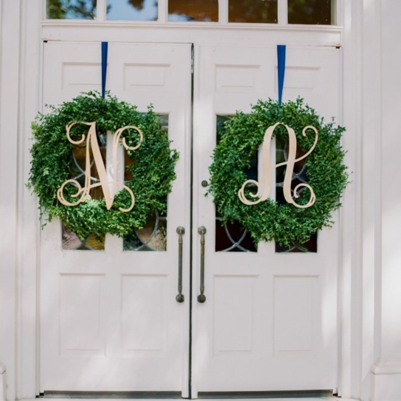 إكليل الزهور الذي يحمل الحرف الأول من اسم العروس-العريس