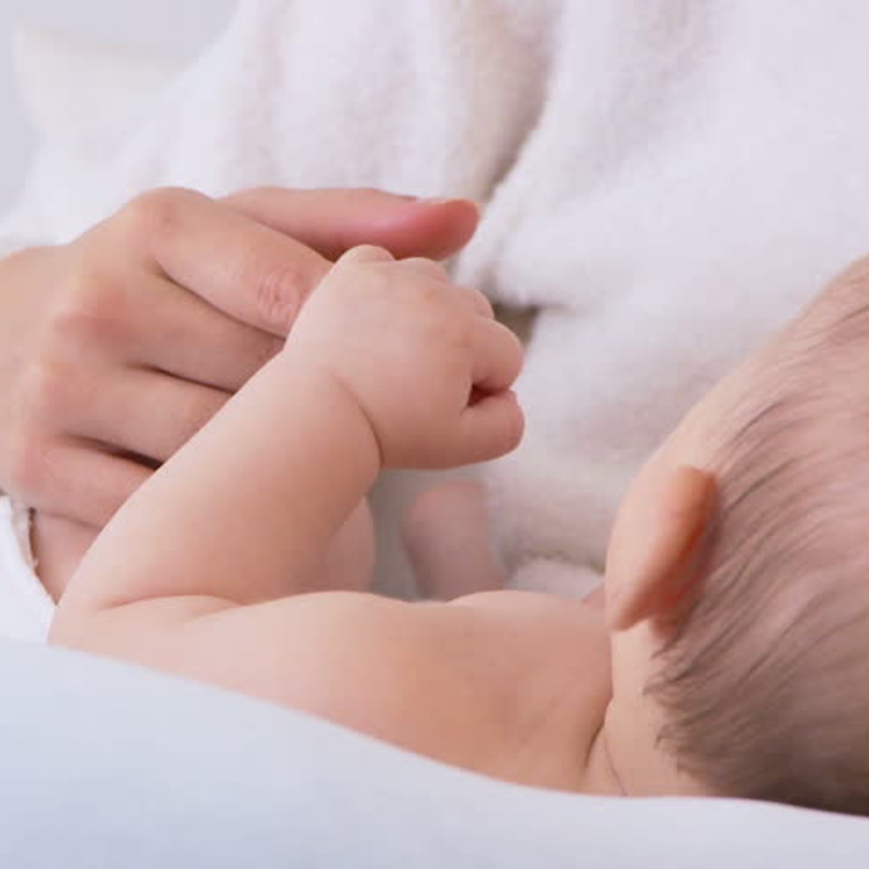 الفتق السري عند المواليد اسبابه وكيفية علاجه والوقايه منه