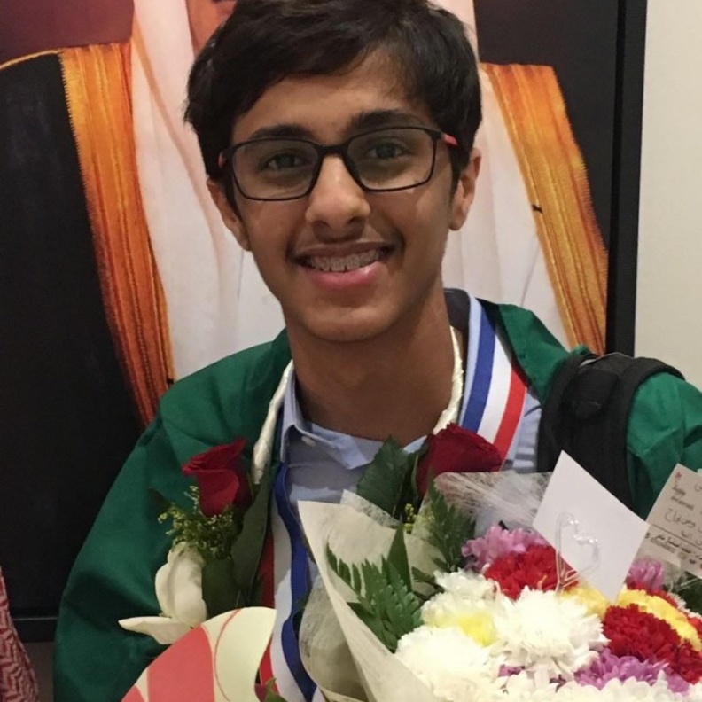 فارس يقبل راس والدته لحظة وصوله جدة