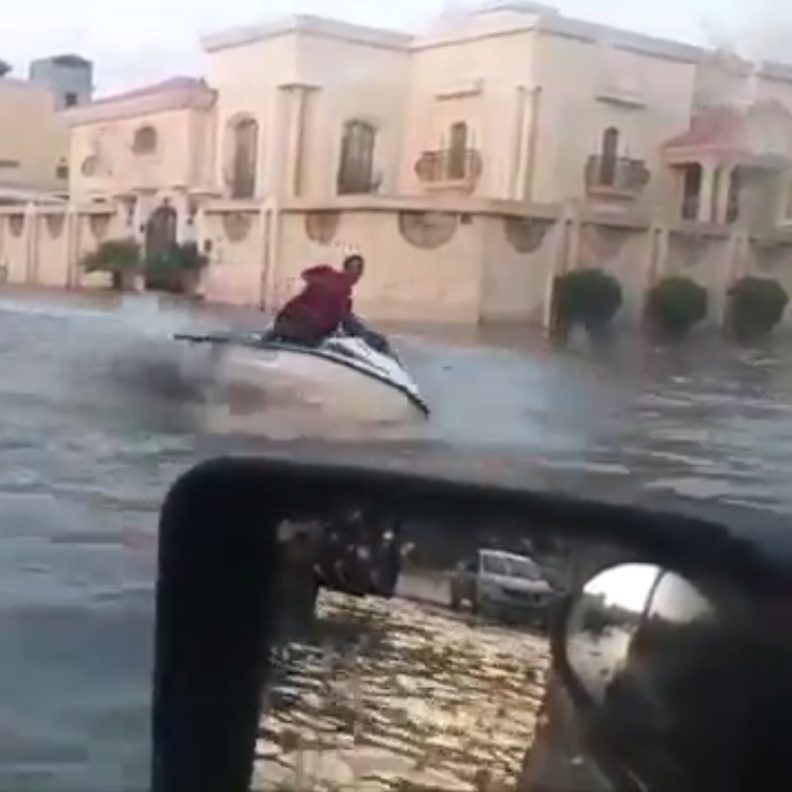 مياه الأمطار أغرقت الحي الذي تواجد فيه الشاب بالجيت سكي