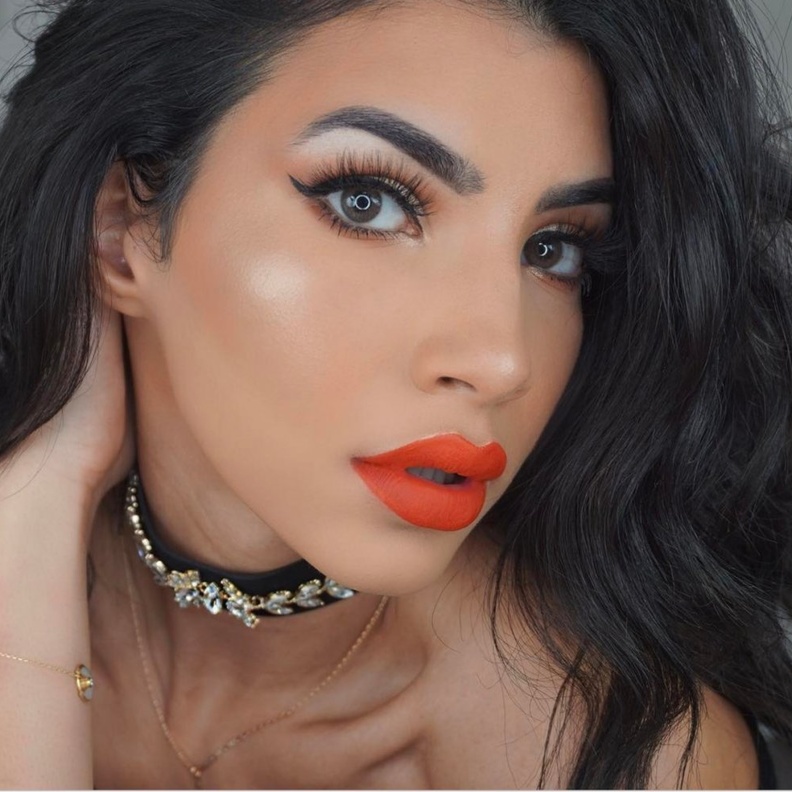 تقدم ليالي دروس المكياج في الانستقرام