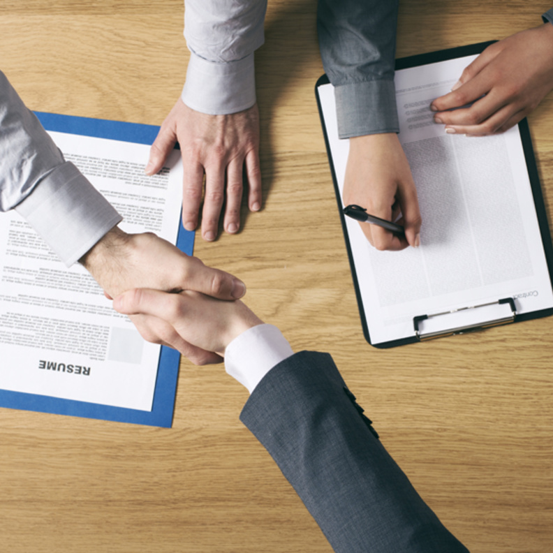 مشاعل تعرف نفسها في مقطع الفيديو الذي نشرته.