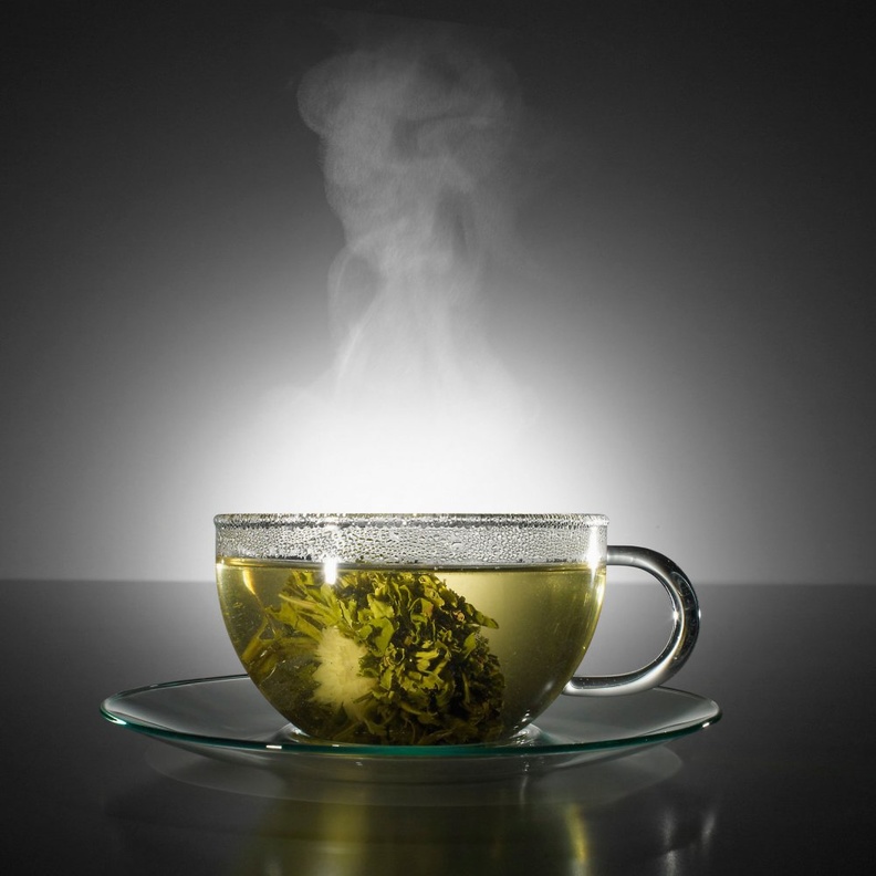 يحارب الشاي الاخضر بالنعناع مشاكل الجهاز الهضمي 