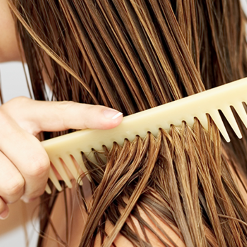 تسريح الشعر بشكل خاطيء من اسباب تساقط الشعر