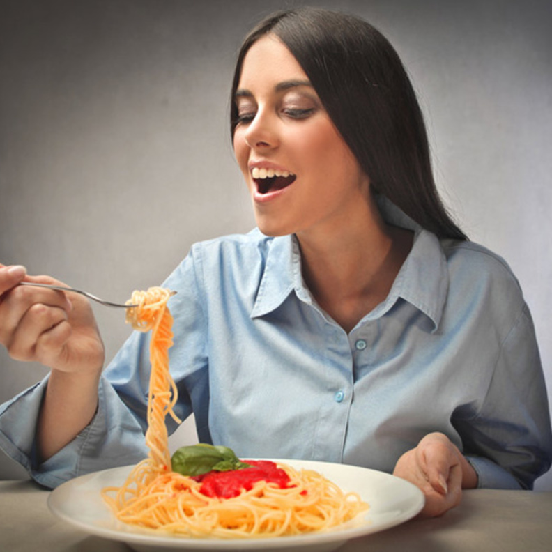 الشعور بالذنب من تناول الطعام يسبب الشراهة في الأكل