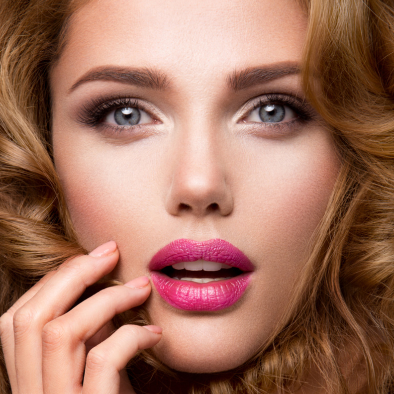 اعتمدي الشفاه الوردية لإطلالة أنثوية