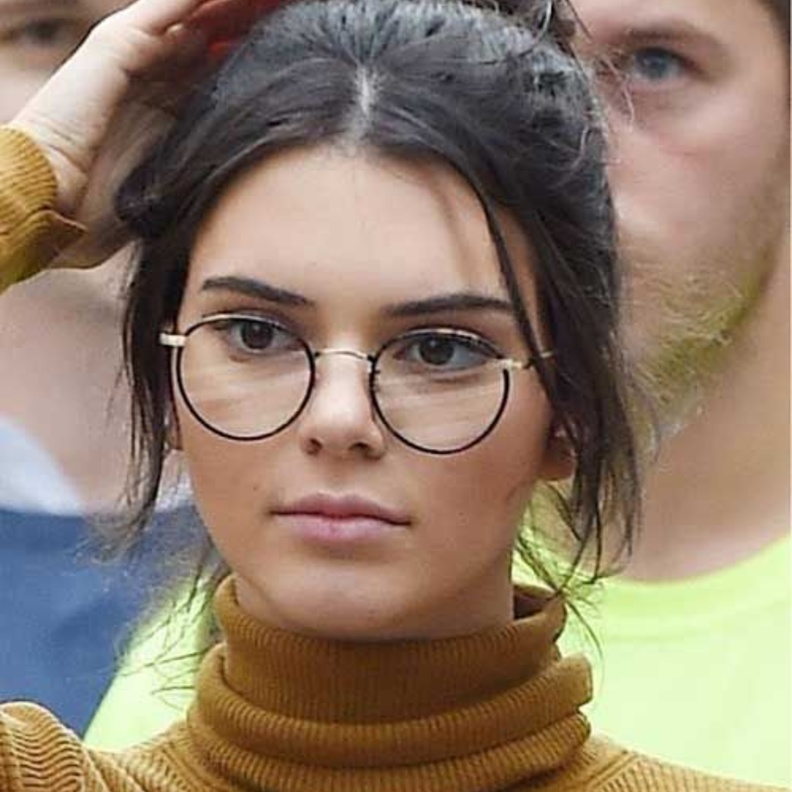 النظارات الشمسية ذات العدسات الشفافة مع بيلا حديد Bella Hadid