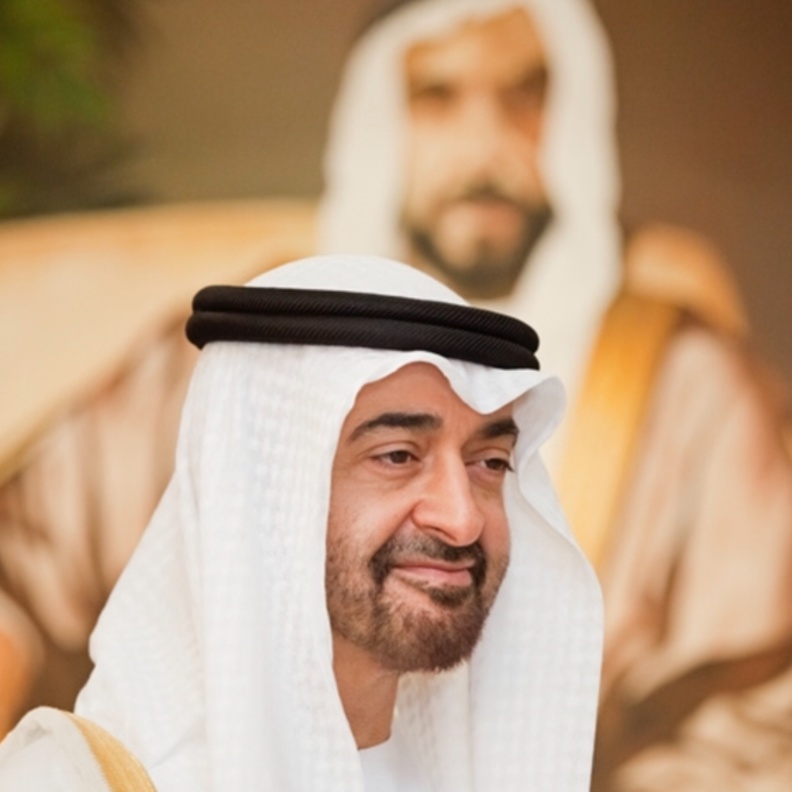 تواضع الشيخ محمد بن زايد  مع أحد المسنين