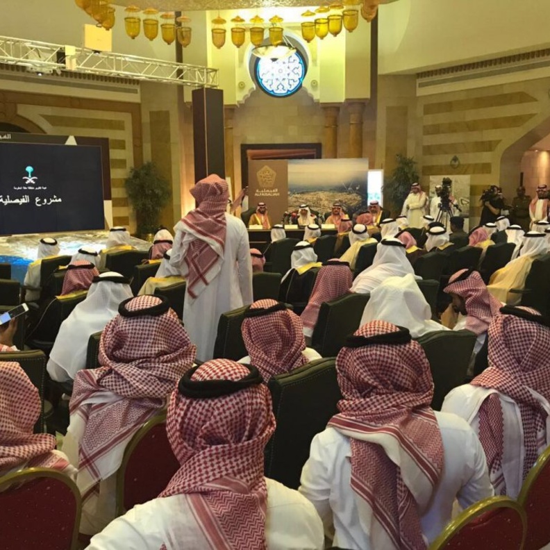 الأمير خالد الفيصل أثناء المؤتمر الصحفي 