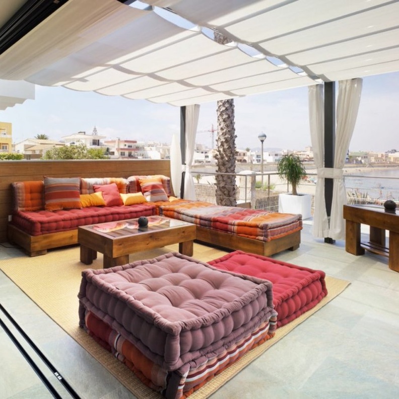 الوان الصيف ستمنح جلساتك الخارجية الأناقة والجمال