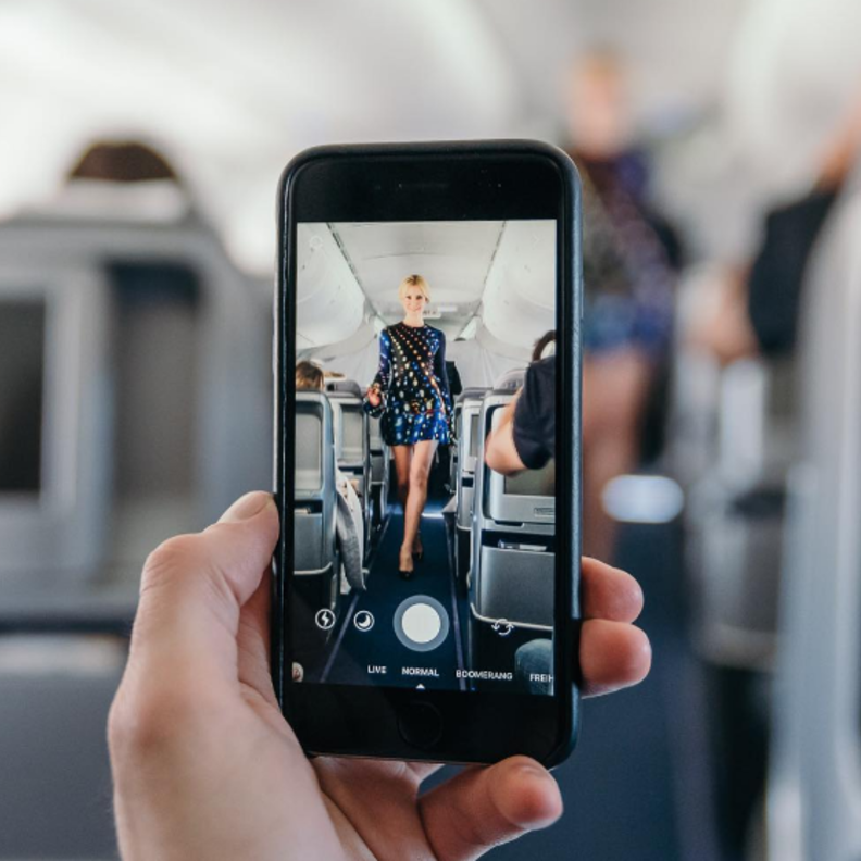 ركاب الطائرة استمتعوا بالعرض الذي قدمه المصمم Rubin Singer