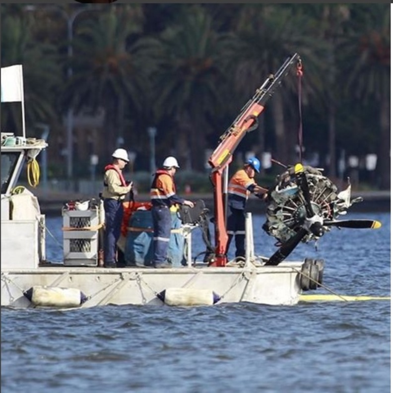 الطائرة بعد سقوطها