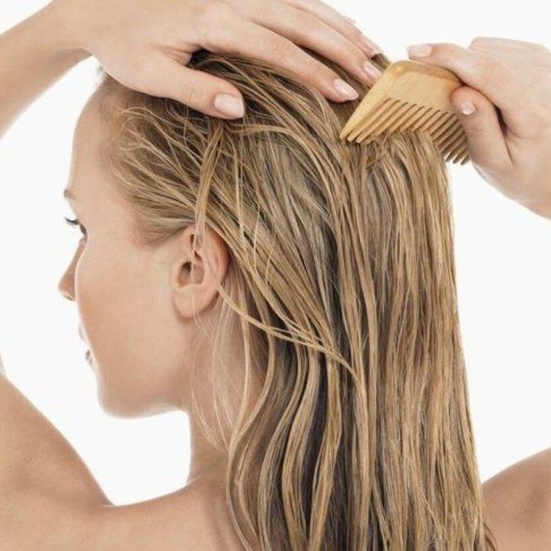 أفضل الطرق الطبيعية لتنظيف فروة الرأس