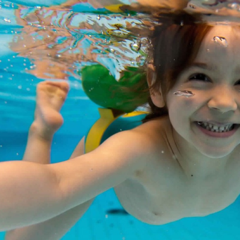 افضل الطرق للعناية بشعر الاطفال بعد السباحة	