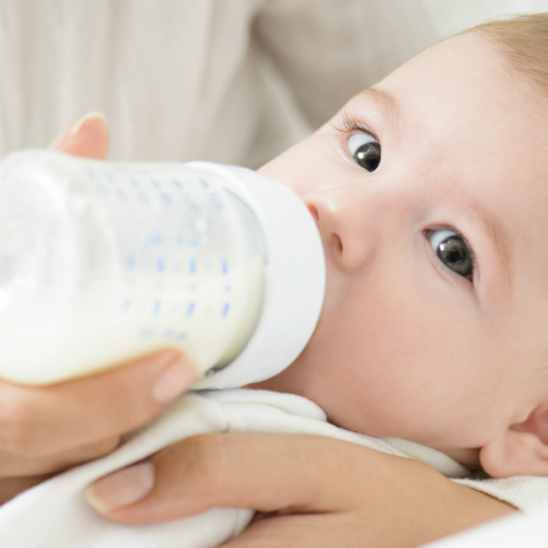 تقيؤ الطفل .. هكذا تعالجينه