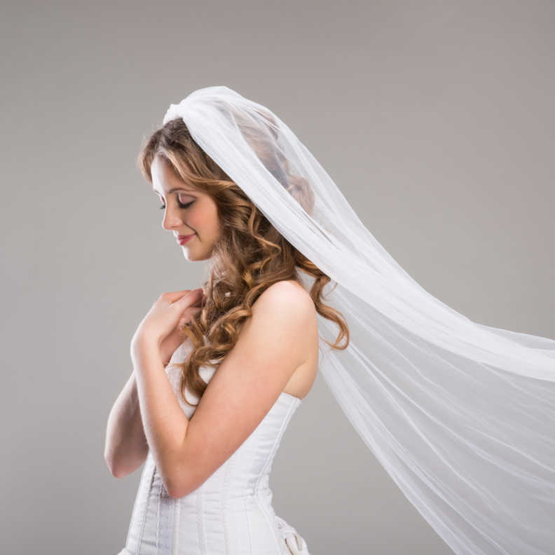 الطرحة الطويلة وجمال مميز للعروس