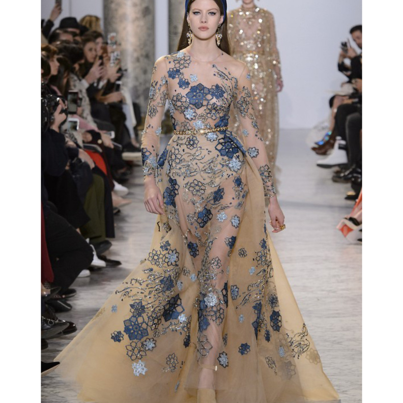 الفساتين الطويلة مع التطريز والخرز مع قصة الفستان المستقيم من دار توم فورد Tom Ford