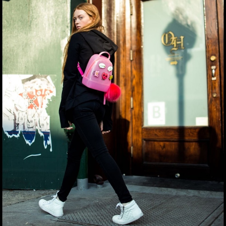 شنطة ظهر باللون الأحمر لاطلالة عصرية هذا الموسم