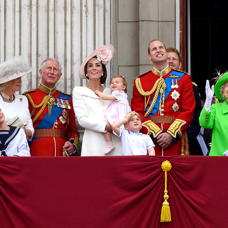 ما الهدية التي قدمها الأمير جورج والأميرة تشارلوت للملكة في عيد ميلادها