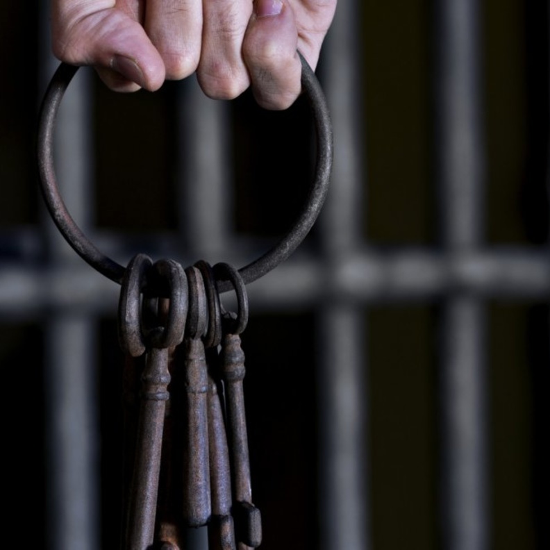 اعتقال العجوز في زنزانة انفرادية