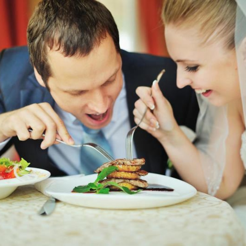 على العروسين ان يجعلا طبق اللحوم اساسي في اختيار طعام العرس