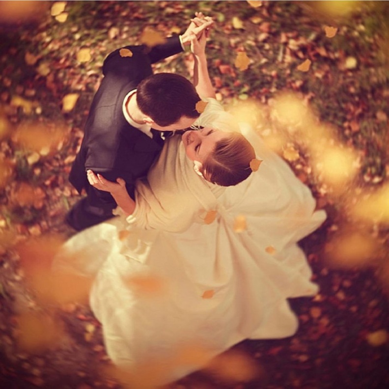 العروسان اثناء تأدية الرقصة