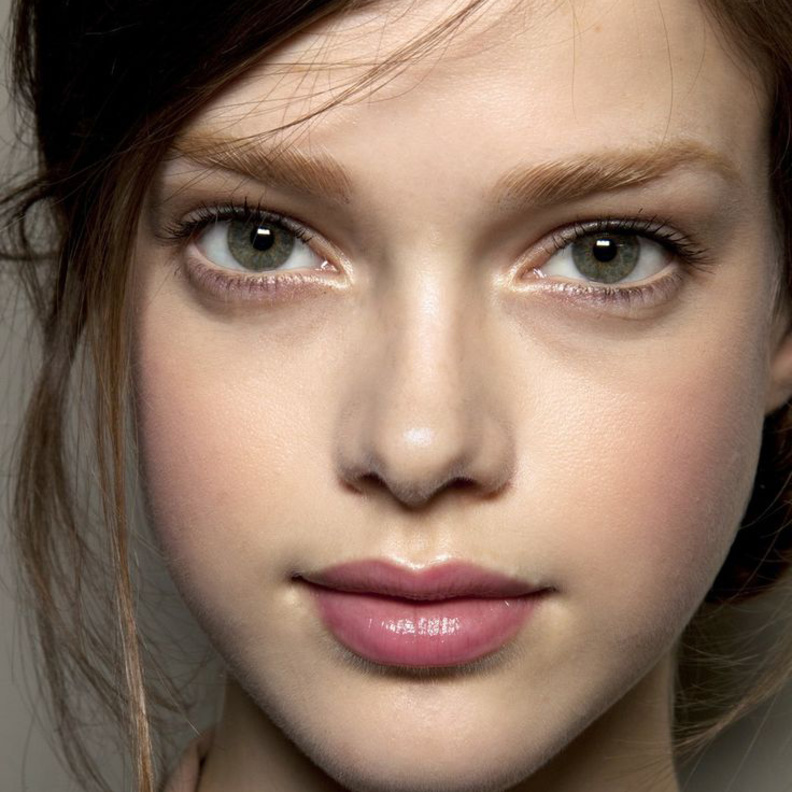 قومي بفرك شفتيك بفرشاة الأسنان برفق لتكبيرها