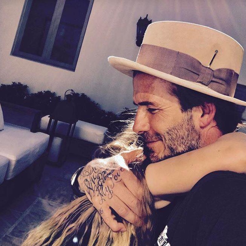 ديفيد بيكهام في لحظة أبوية مع ابنته خلال احتفالهم بعيد الفصح