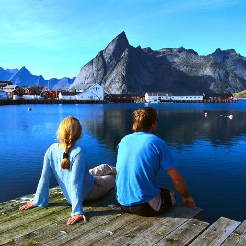 المشي وسط جمال الطبيعة رومانسية حقيقية