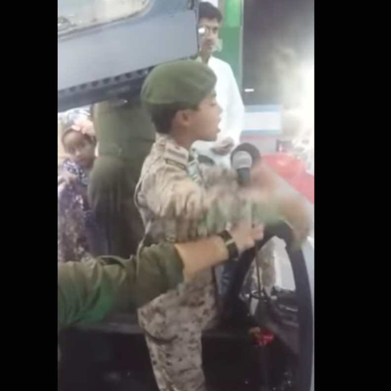 طارق العنزي اثناء إلقاء القصيدة