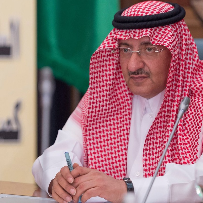 يشرف ولي العهد على السلال الغذائية بنفسه