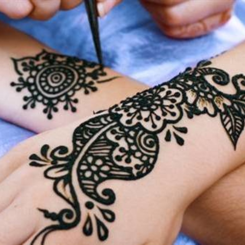 بمناسبة العيد بلدية دبي توقع غرامة 2000 على مستخدمي الحناء السوداء 