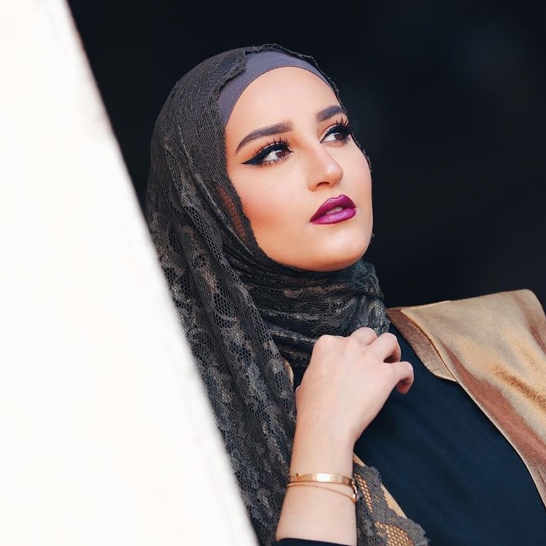 الروج الغامق مع دلال الدوب المناسب للعروس