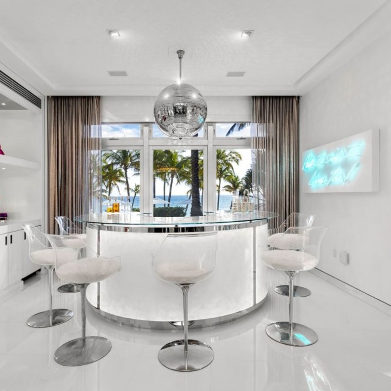 إحدى الغرف المطلة على البحر في منزل تومي هيلفيغر Tommy Hilfiger