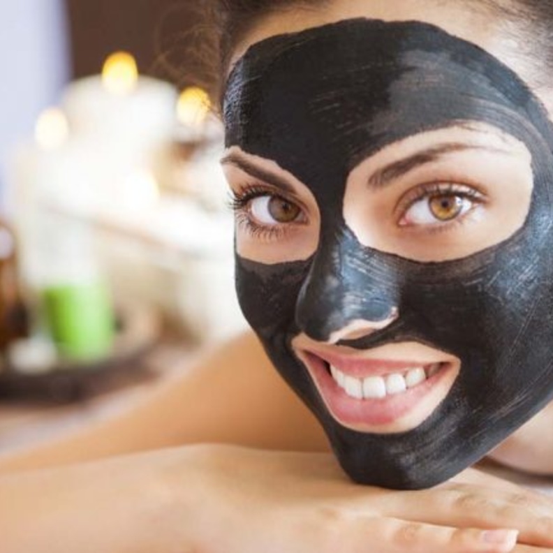 قناع الفحم المفضل لدى السعوديات