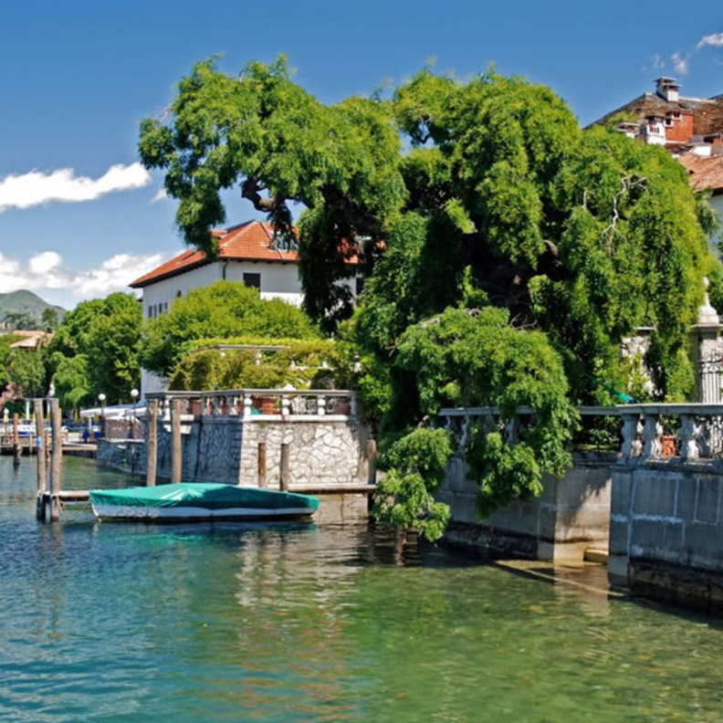 احدى الفلل في بحيرة اورتا