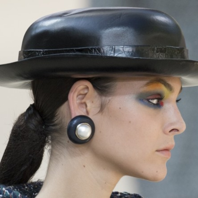 اكسسوارات القبعات الجلدية في عرض شانيل لشتاء 2018