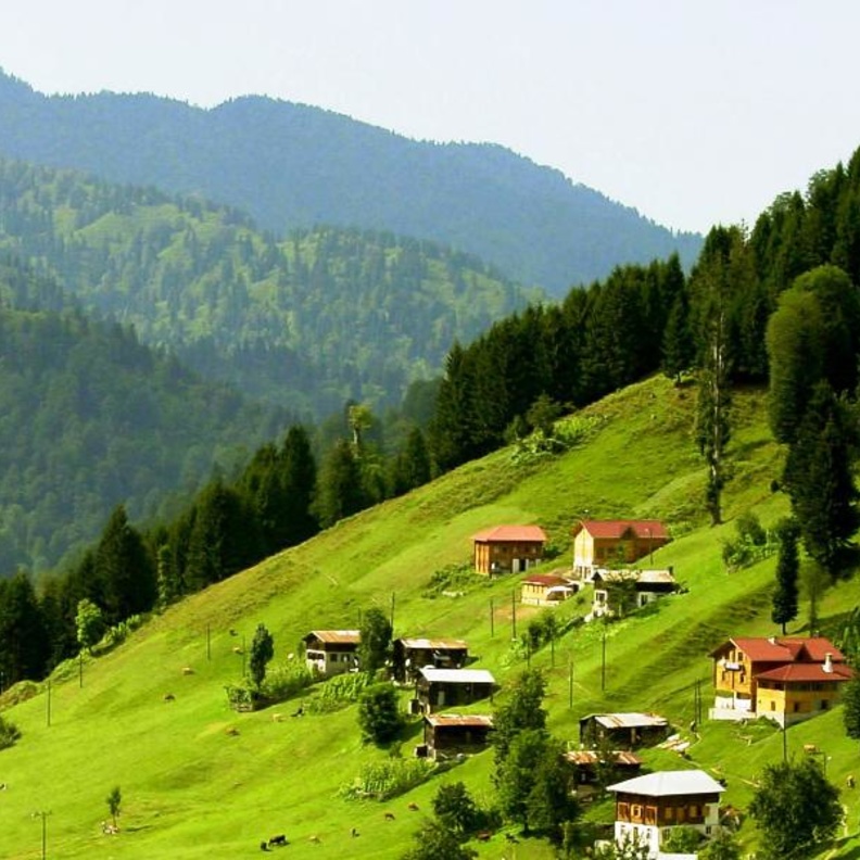 البيوت القروية على منحدرات أوزنجول