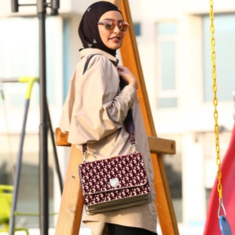 سندس القطان تختار موديلات شنط مزخرفة مع الخطوط الهندسية الدائرية.