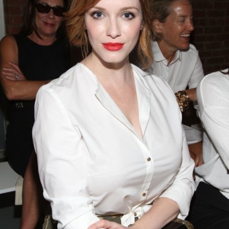 الفساتين المعرقة بالورود والمزينة بالرسومات تساعد على اخفاء الصدر الكبير