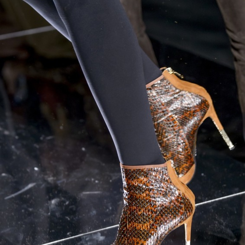 احذية الكاحل المسطحة مع الكعب العصري والشرائط السوداء من فيليب ليم ‏‎3.1 Phillip Lim‎ 