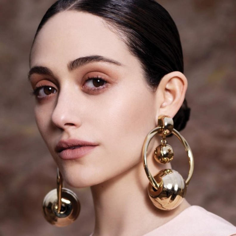 الأقراط الكبيرة الملونة تزيد من جمال اطلالاتك