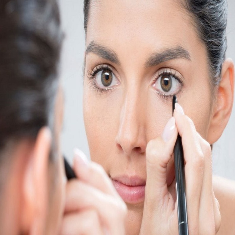 الكحل يسبب التهاب العيون