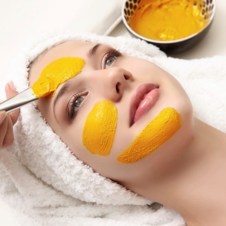 ماسك الكركم والحليب والعسل