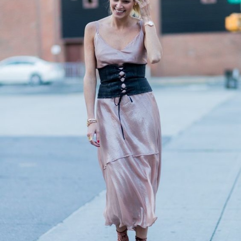 الكورسيه أحدث صيحات الموضة للاطلالات الكاجوال والرسمية!