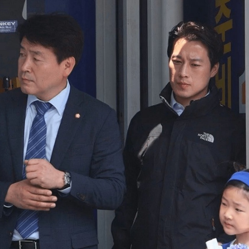 الرئيس الكوري تعمد وضع موظفين وسيمين ضمن فريقه